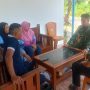 Di Desa Mentigi, Babinsa Sertu Ahmad Redi Laksanakan Komsos dengan Warga binaanya di Depan dapur MBG Dusun Aik Buntar