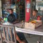 Babinsa Sertu Didi K dari Koramil 414-04/Membalong Lakukan Silaturahmi dengan Warga Lewat Komsos di Warung Kopi Desa Membalong