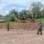 Babinsa Sertu Haifrizar Lakukan Pembersihan Lahan untuk Pembangunan Rumah Dinas Anggota Koramil 414-03/Gantung