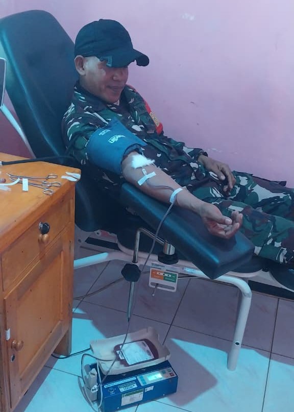 Babinsa Sertu Wawan dari Koramil 414-03/Gantung Bantu Warga yang membutuhkan Donor Darah di PMI Manggar 2 AddText 04 07 11.33.31