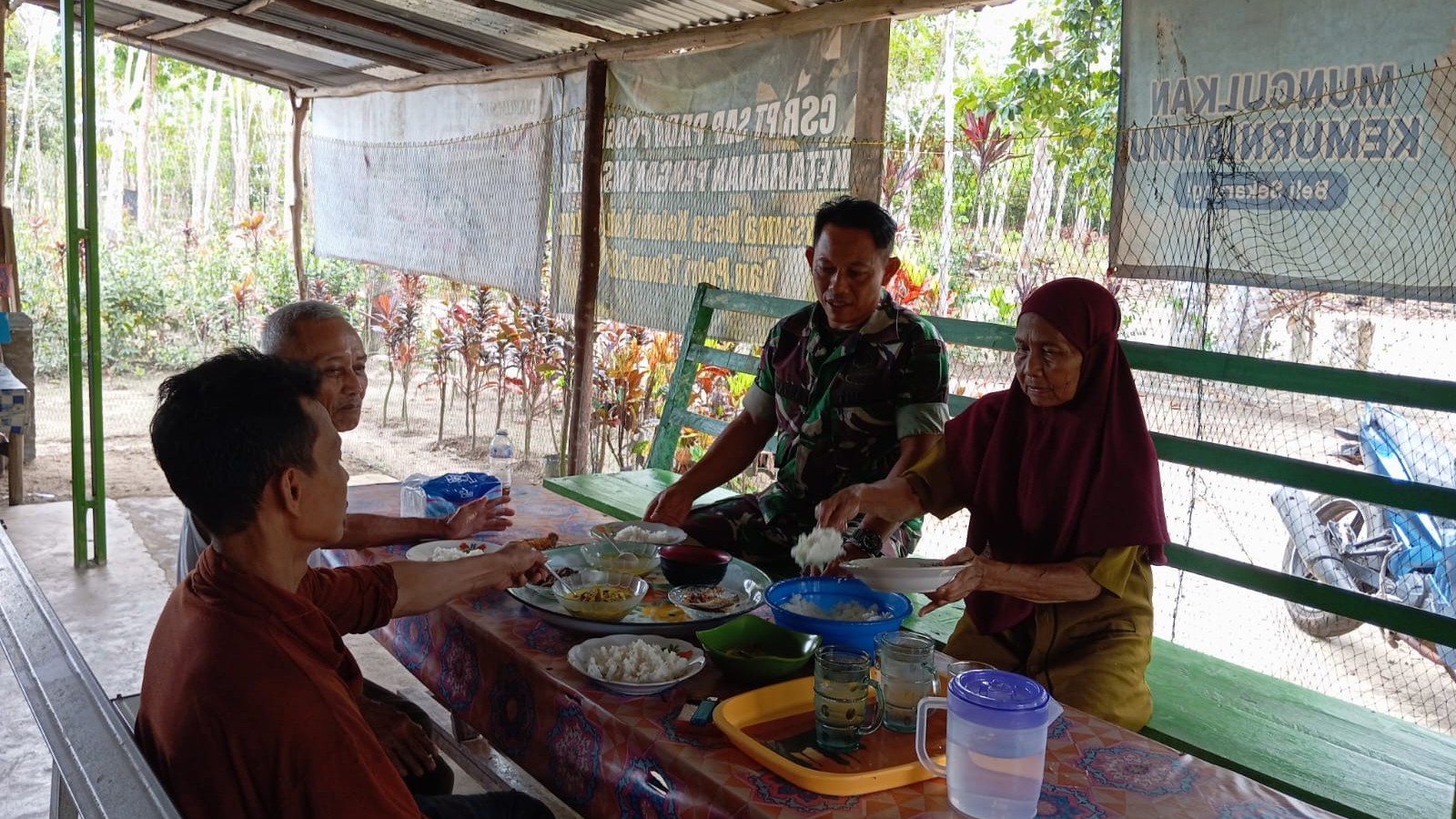 Babinsa Sertu Suparna Laksanakan Komsos, Pererat Silaturahmi dengan Warga Binaan di Desa Kelubi 2 AddText 04 07 12.20.43