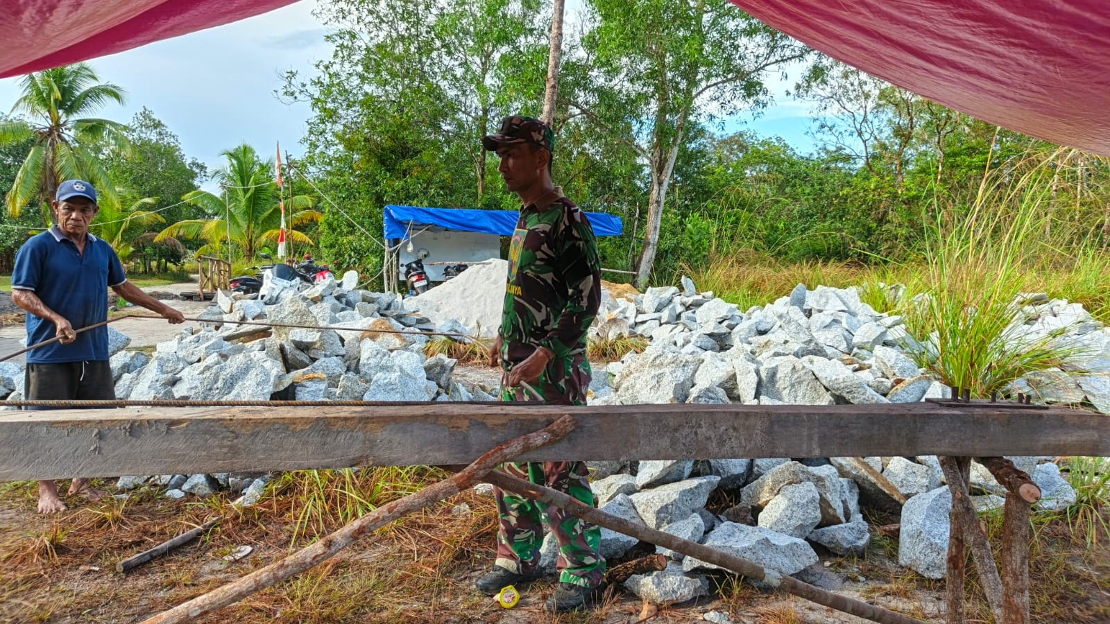 Kodim 0414 Belitung bersama Koramil Tanjungpandan Sampaikan Kegiatan Pembangunan Jembatan Beton di Air Pelampang Jaya 8 AddText 04 08 03.13.49