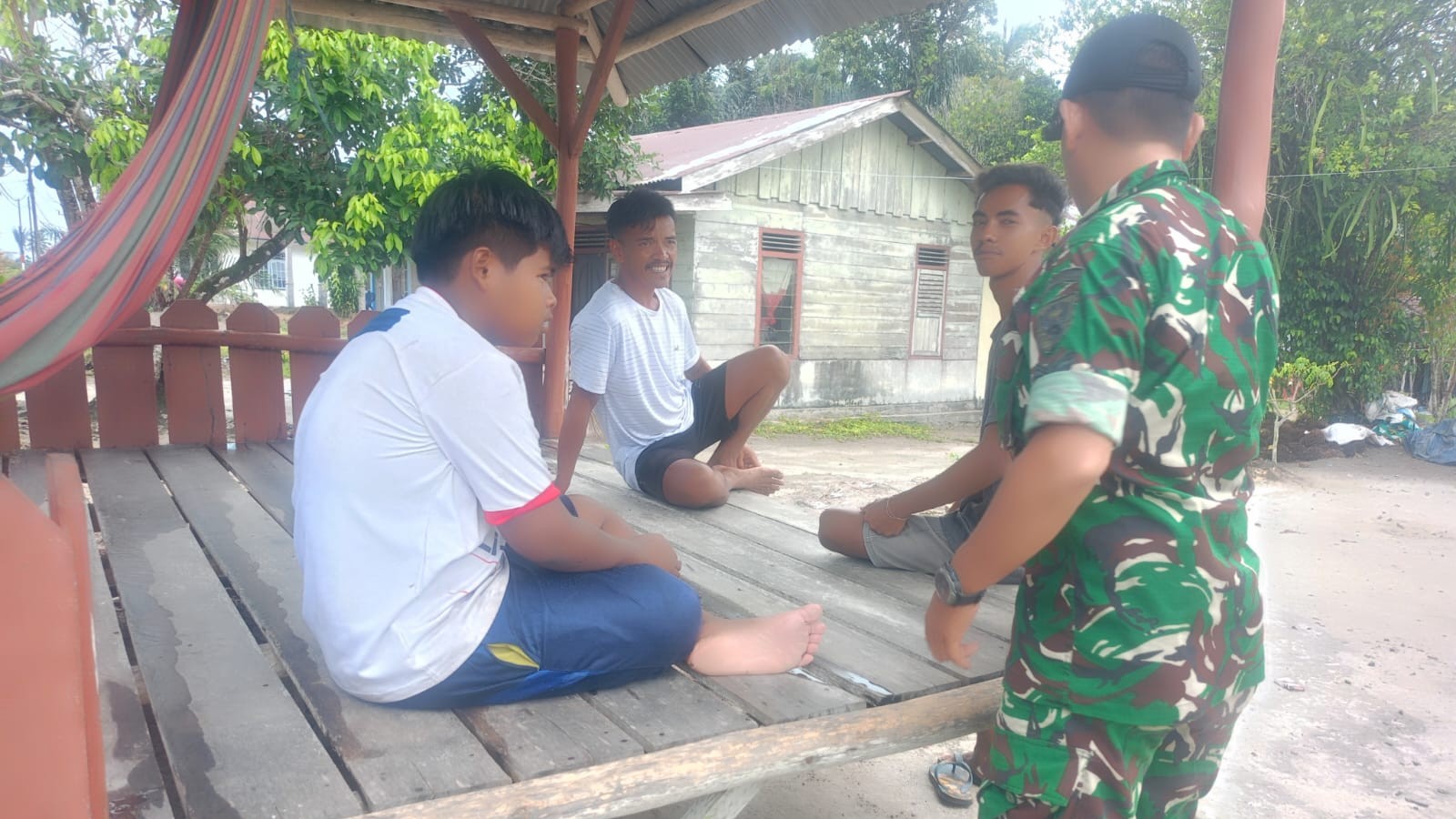 Babinsa Sertu Ahmad Redi Lakukan Komsos bersama Warga di Desa Mentigi: Ajak Pemuda Jaga Keamanan Desa 8 AddText 04 12 12.50.40