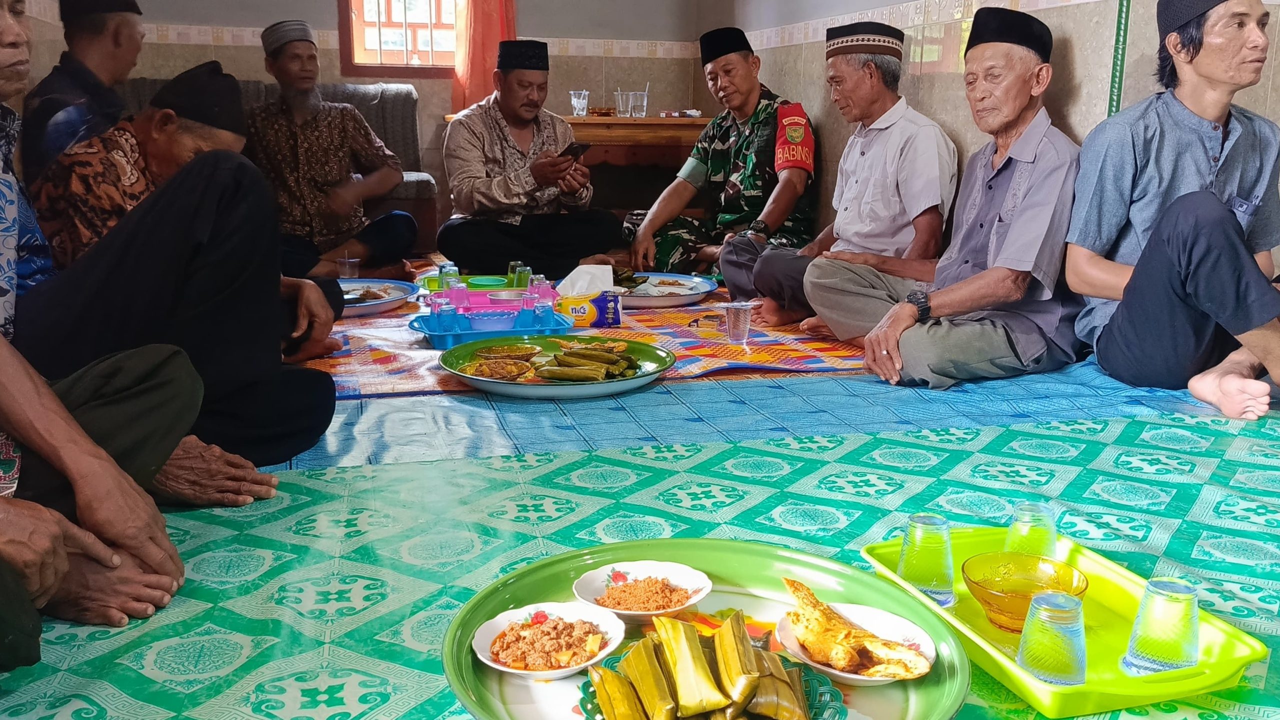 Di Desa Kelubi, Babinsa Sertu Suparna Hadiri Tradisi Maras Taun, Wujud Syukur dan Kebersamaan Warga 2 AddText 04 12 12.56.41 scaled