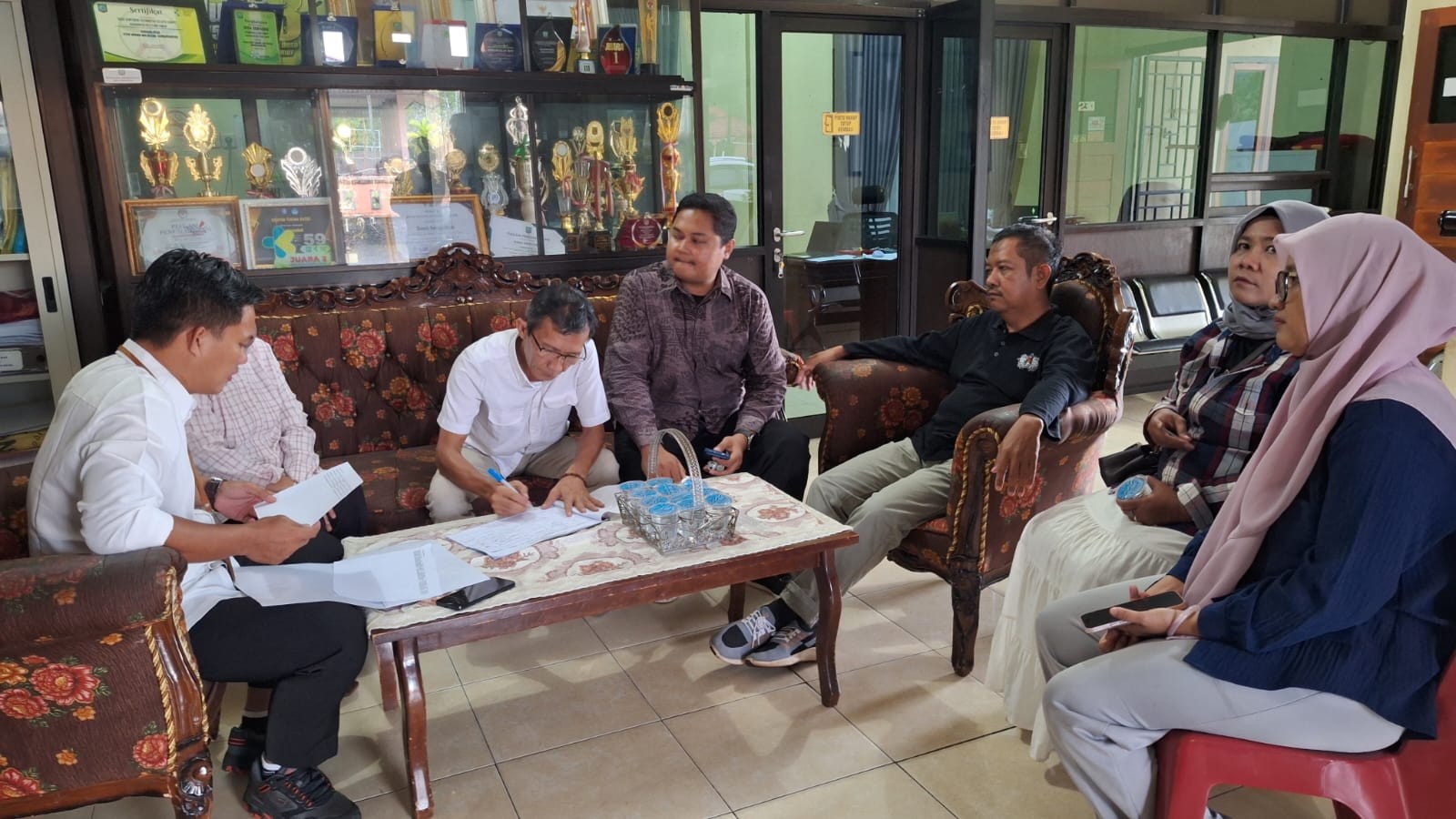 Pastikan Data Pemilih Akurat hingga Tingkat Desa, KPU Belitung Timur Tancap Gas Coktas di Tengah Guyuran Hujan 3 AddText 04 13 06.36.12