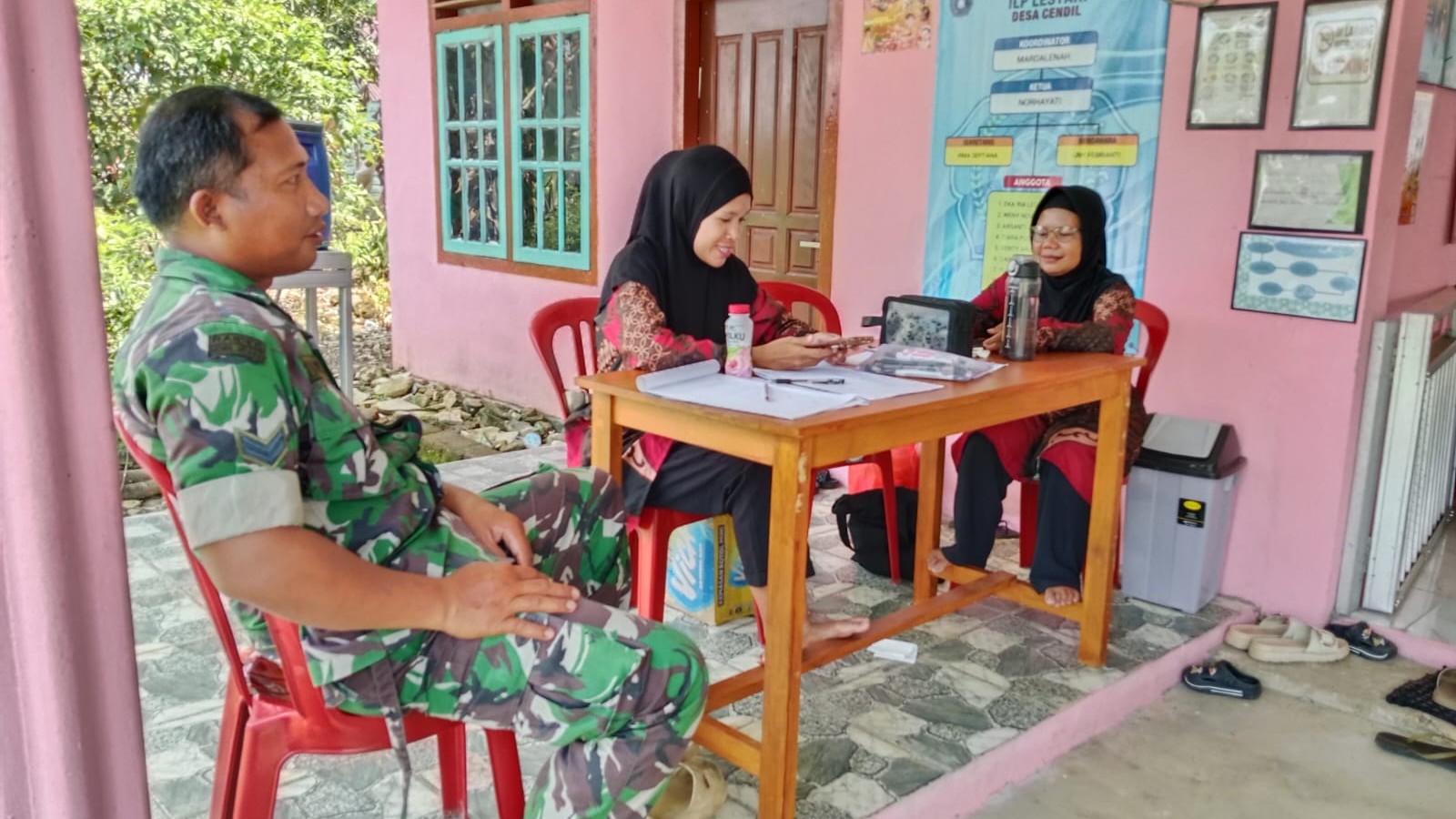 Dukung Peningkatan Kualitas Kesehatan Masyarakat, Babinsa Sertu I Kadek Edi P Monitoring Posyandu ILP di Desa Cendil 2 AddText 04 13 12.36.13
