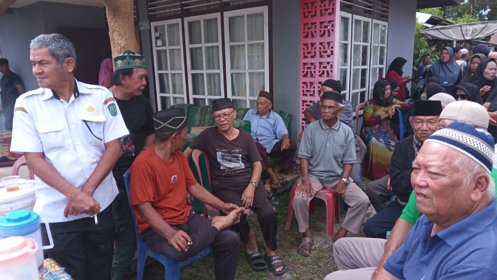 Ratusan Pelayat Iringi Kepergian Bang Sidik, Penyanyi Legend Musik Belitung yang Abadi dalam Kenangan 8 AddText 04 15 10.15.44