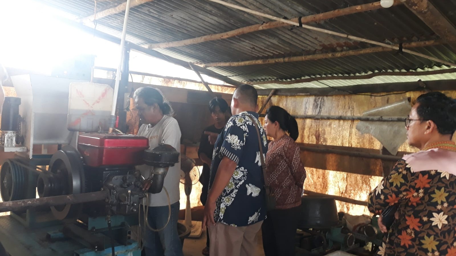 Kaitan LKPJ Gubernur Babel Tahun 2025, Komisi 2 DPRD Babel Tinjau Pokdakan Mandiri Jaya Air Baik berupa Bantuan Sarpras di Sentra Pakan Ikan Tole di Tanjungpandan 3 AddText 04 17 10.51.51