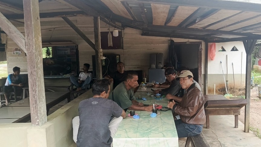 Pererat Silaturahmi, Babinsa Sertu Wawan S. Gelar Komsos dengan Warga di Simpang Pesak, 2 AddText 05 07 04.31.39
