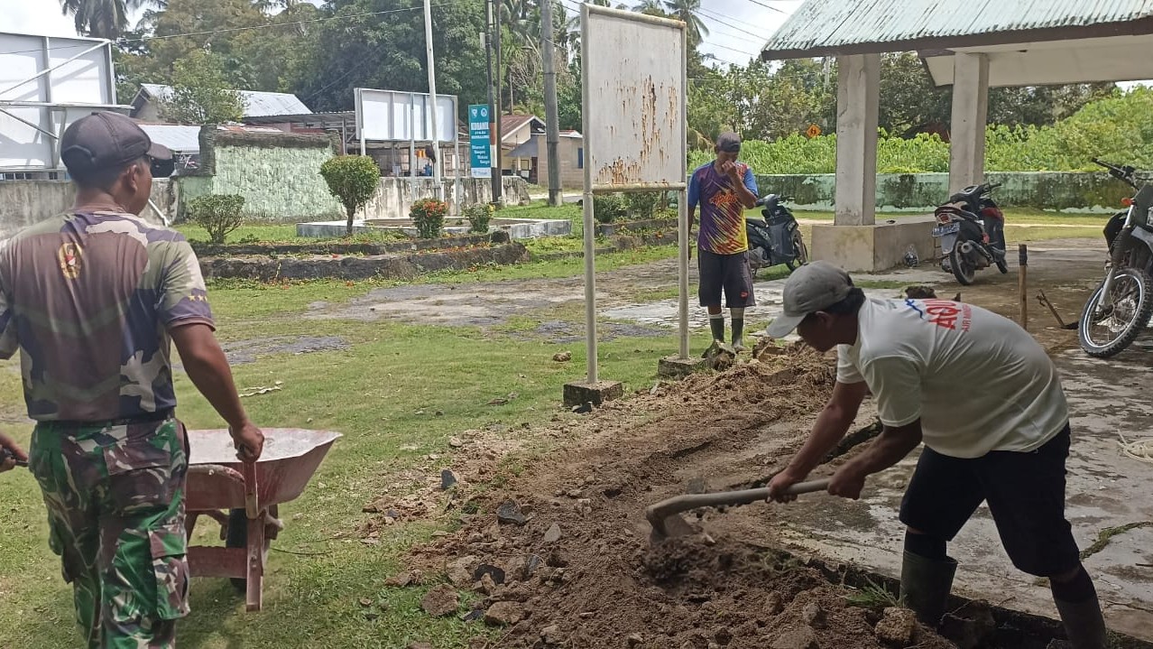 Anggota Koramil 414-04/Membalong Serka Sucipto Laksanakan Kurve Pembersihan Kantor 2 AddText 05 07 04.43.08
