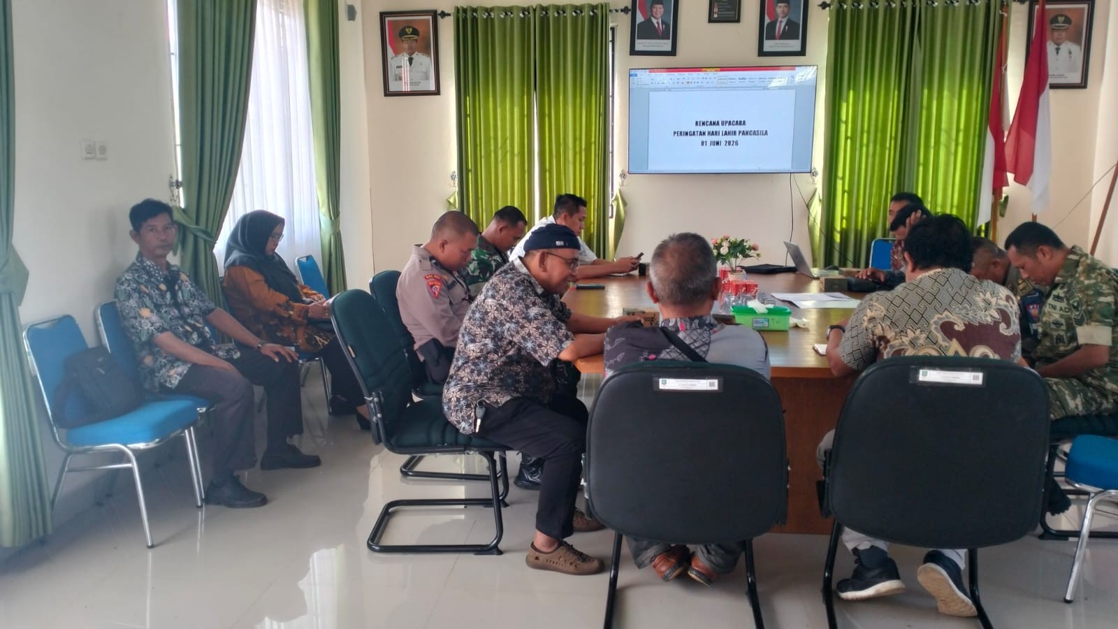 Dihadiri Serka Andri Mewakili Pj Danramil 03/Gantung, Dilaksanakan Rapat Persiapan Hari Lahir Pancasila 2026 di Ruang Bakesbangpol Beltim 2 AddText 05 21 02.56.57
