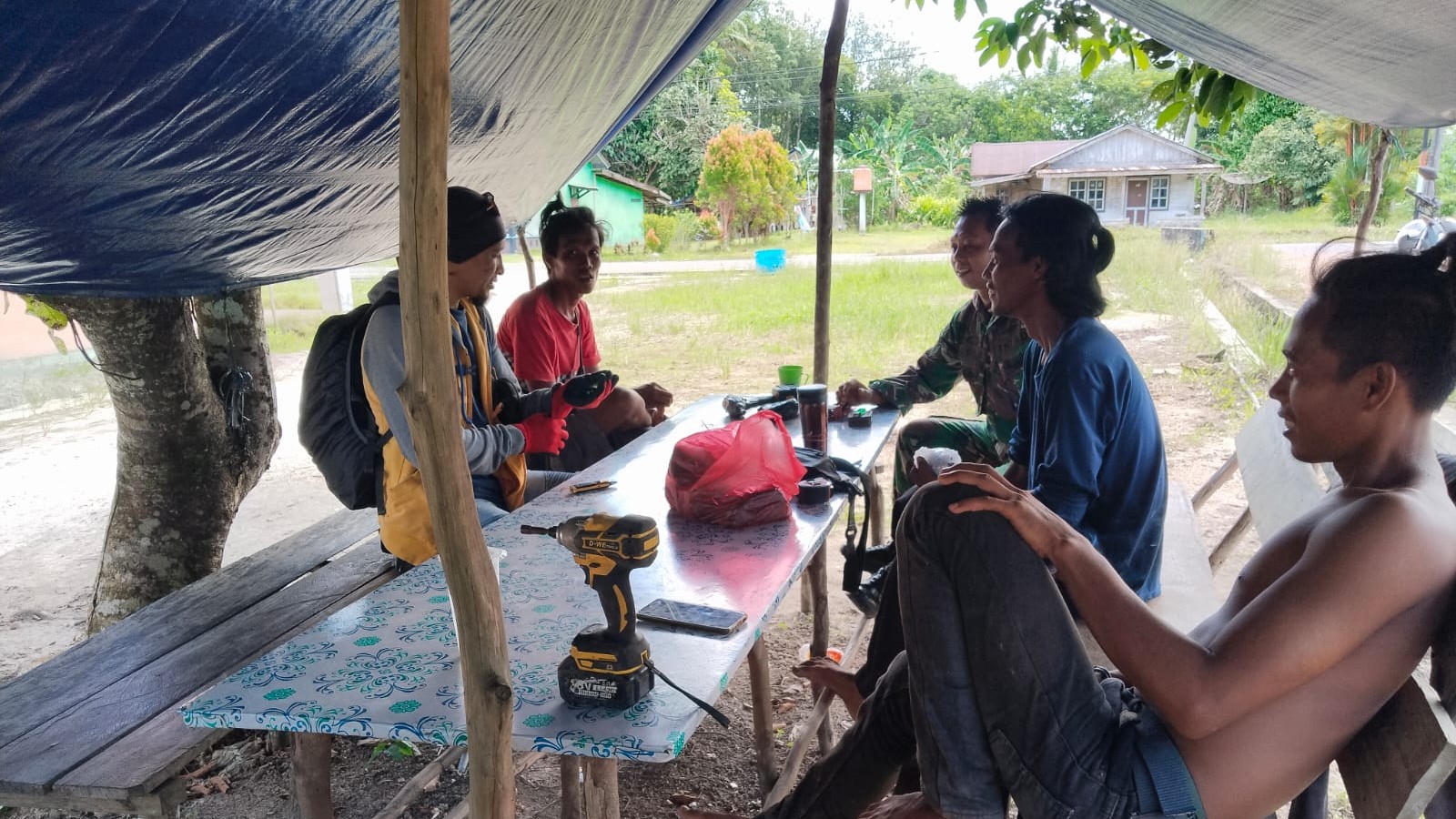 Di Desa Perpat, Babinsa Serda Didi Gelar Komsos Bersama Warga Binaan Di Dusun Kepang 2 AddText 05 23 02.56.44