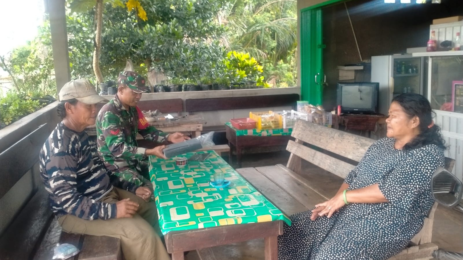 Di Desa Pembaharuan, Babinsa Koptu Teddy Darmawan Komsos Bersama Warga 2 AddText 06 11 03.22.25