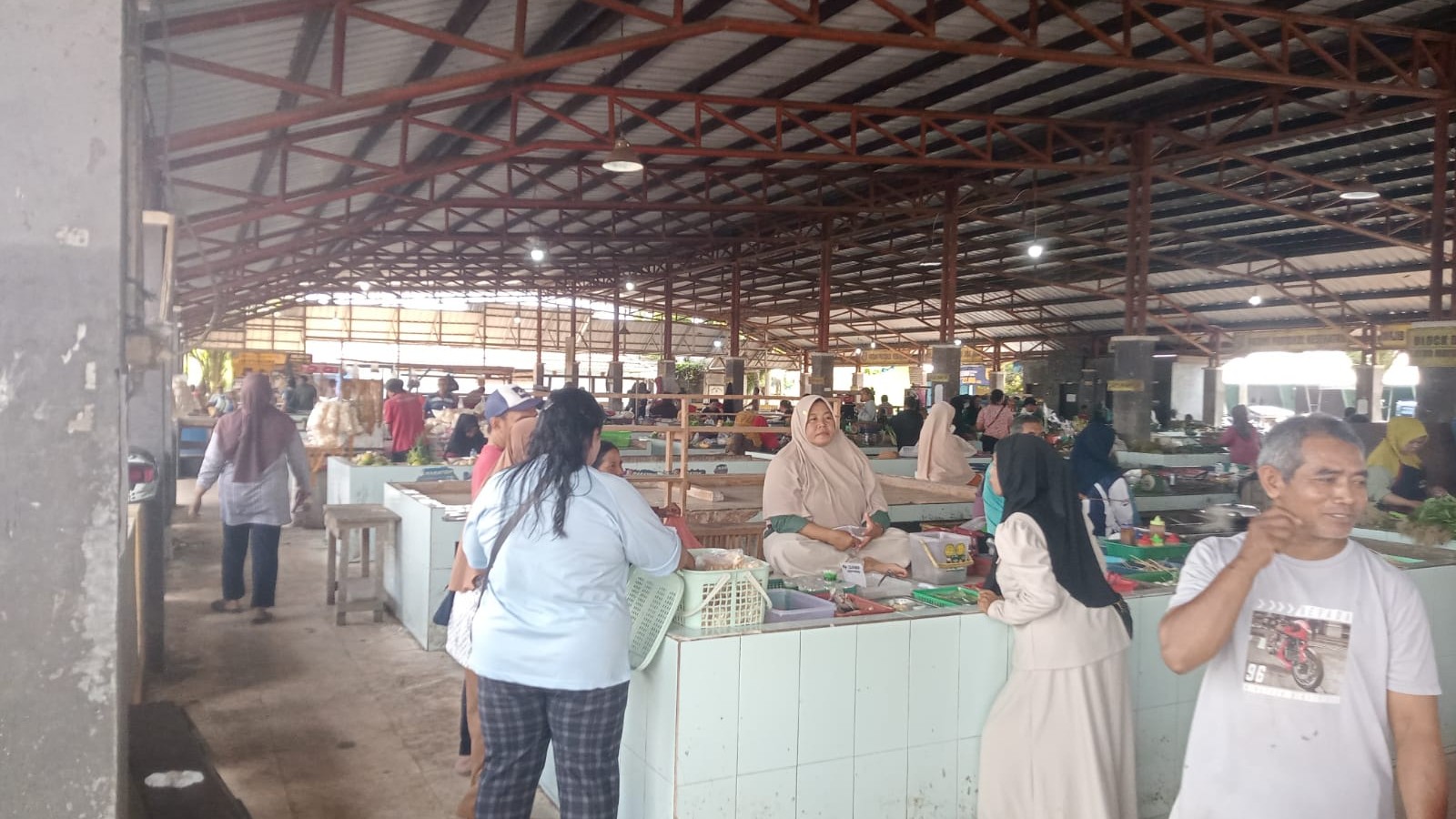 Di Pasar Tradisional Gantung Babinsa Sertu Joko Nugroho Monitoring Sembako 2 AddText 06 11 03.32.09