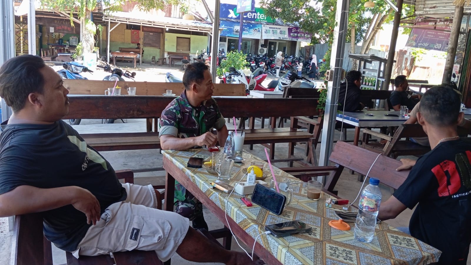 Anggota Koramil 02/Manggar Sertu Suparna Nobar Piala Dunia Bersama Warga 2 AddText 06 13 02.38.27