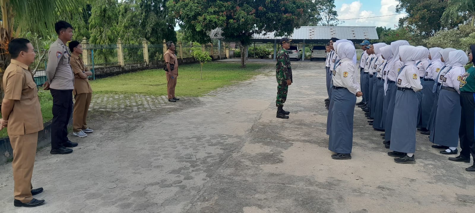 Babinsa Serka Sucipto Komsos Bersama Siswa SMA Negeri 1 Membalong 2 AddText 06 15 03.56.52