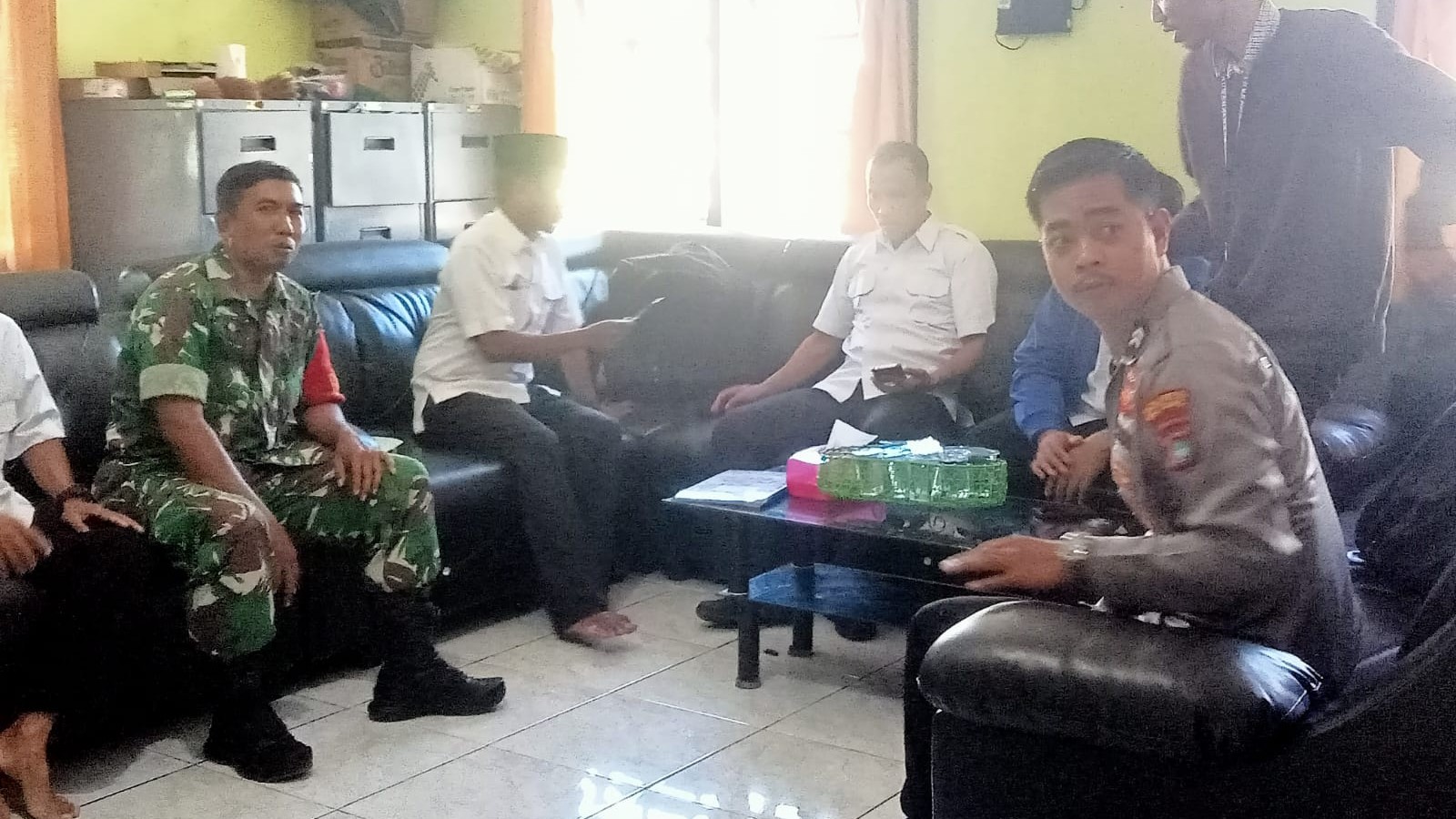 Babinsa Serka Yusup Komsos dengan BPD dan Bhabinkamtibmas di Padang Kandis 2 AddText 06 17 03.37.45