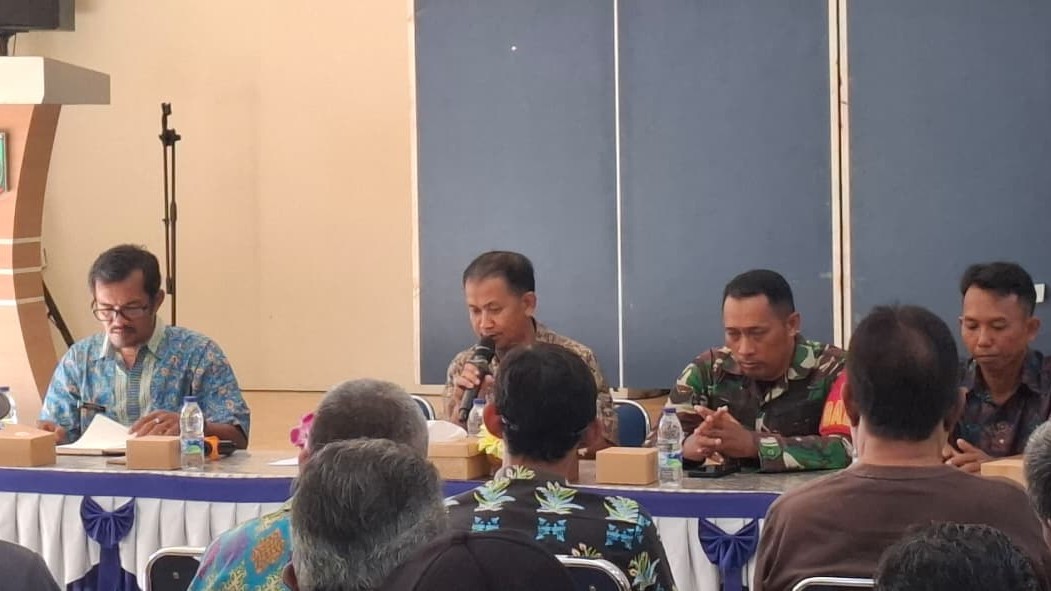 Babinsa Serka Andri Hadiri Musdes Penyelesaian Soal Sampah di Selinsing 2 AddText 07 03 04.14.46