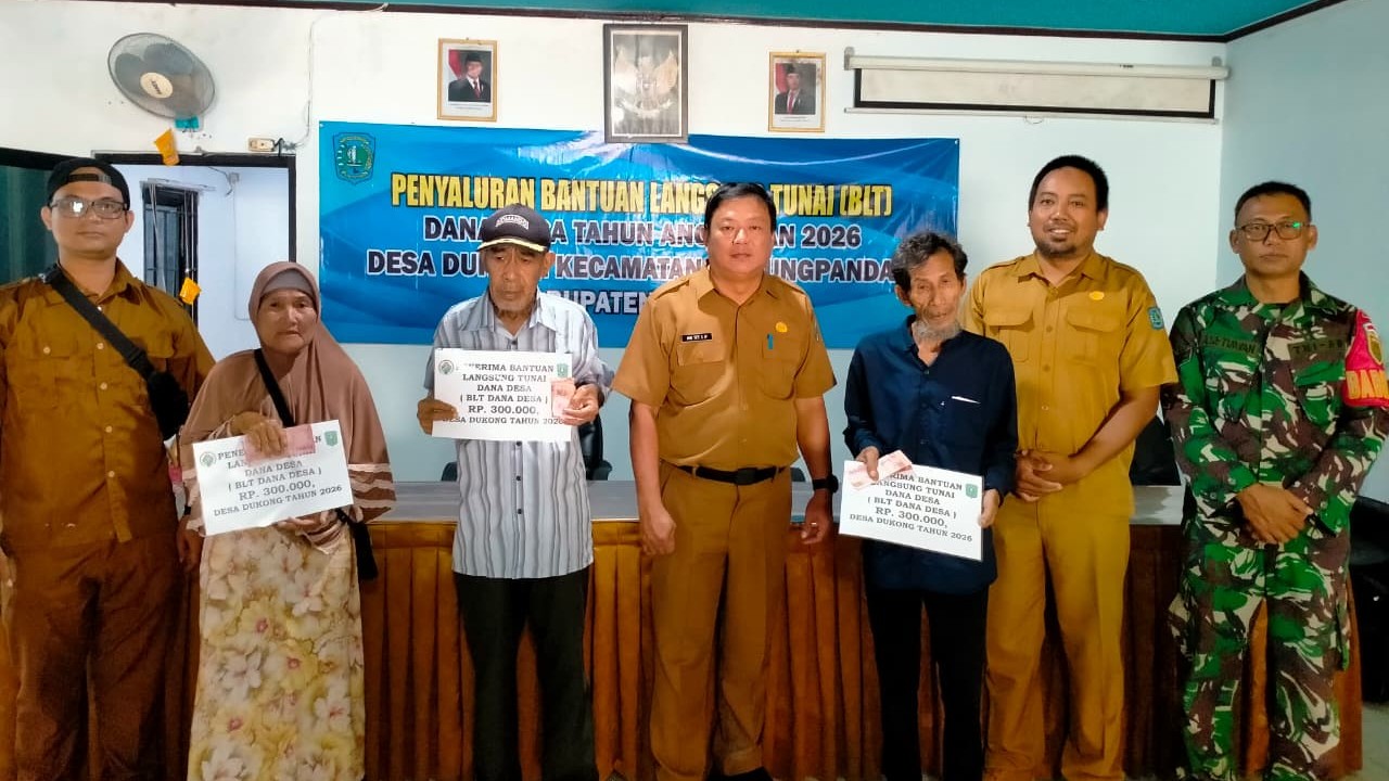 Babinsa Serka Anis Setiawan Hadiri Penyaluran BLT Tahap VII di Desa Dukong 2 AddText 07 07 02.33.43