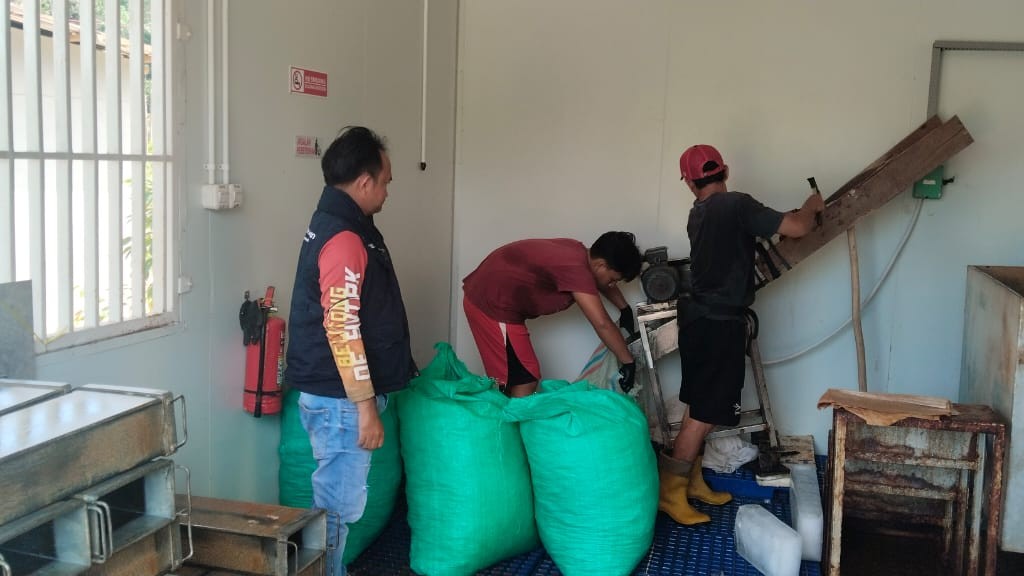 Pabrik Es Balok Koperasi KNM di Suak Gual Ditinjau Penyuluh Perikanan 2 AddText 07 08 01.01.41
