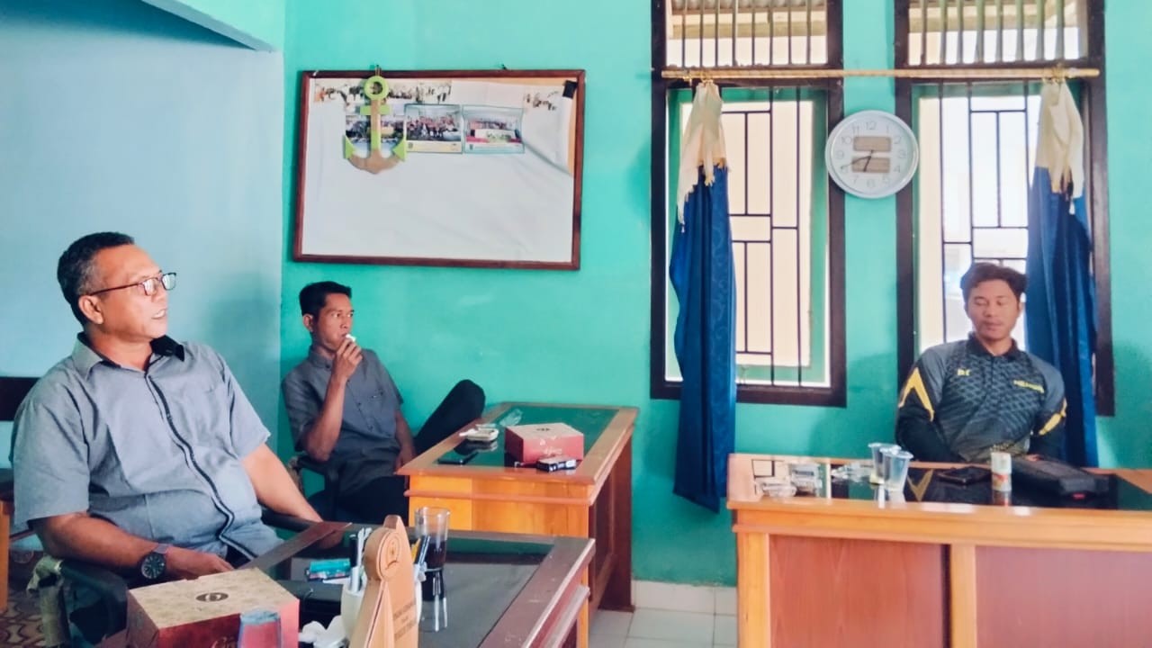 Babinsa Serka Yusup Komsos Bersama Perangkat dan Warga Padang Kandis 2 AddText 07 14 03.47.30
