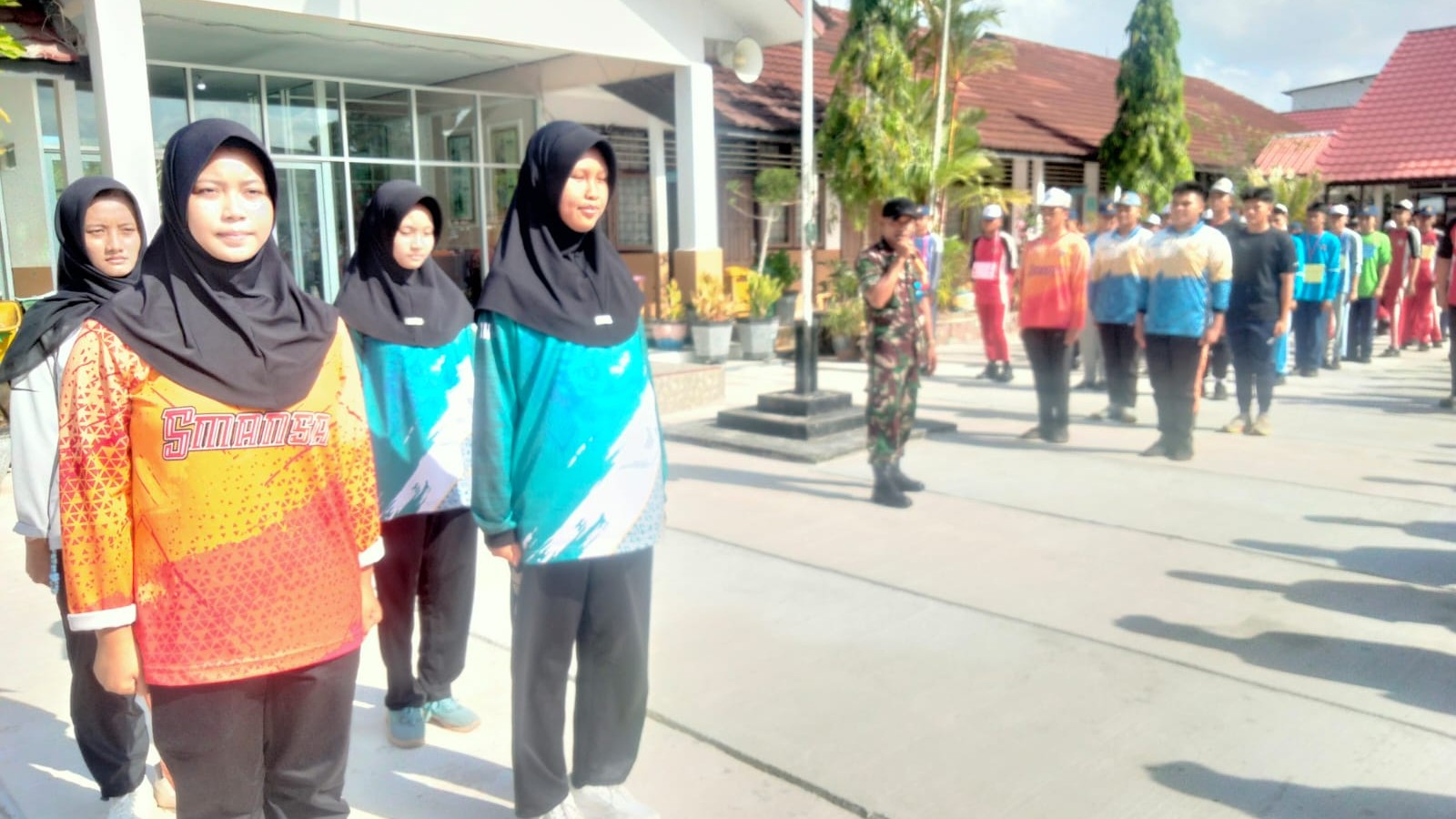 Sertu Haifrizar dan Sertu Wawan Latih Dasar PBB bagi Siswa SMAN 1 Gantung 2 AddText 07 16 03.07.58