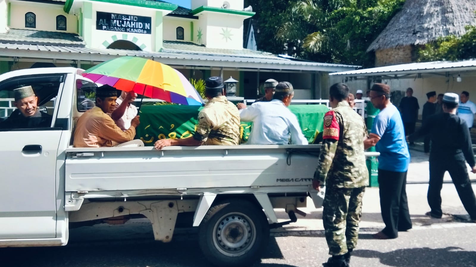Babinsa Serka Yusup Melayat ke Rumah Duka Warga di Desa Padang Kandis