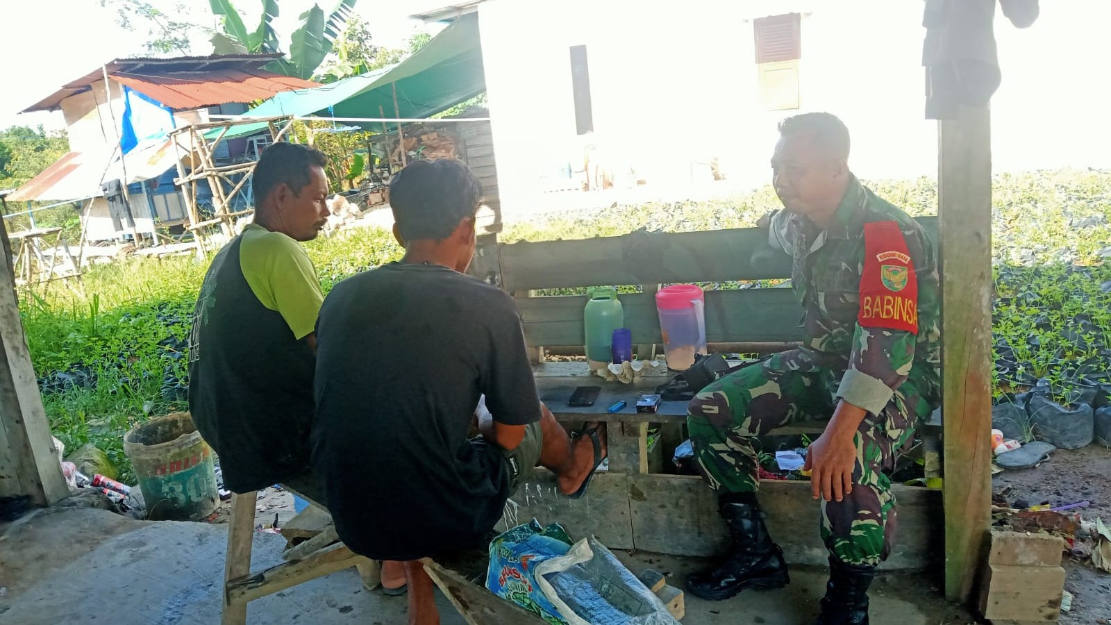 Babinsa Sertu Didi K Pererat Silaturahmi Melalui Komsos di Desa Perpat 2 AddText 07 22 03.59.14