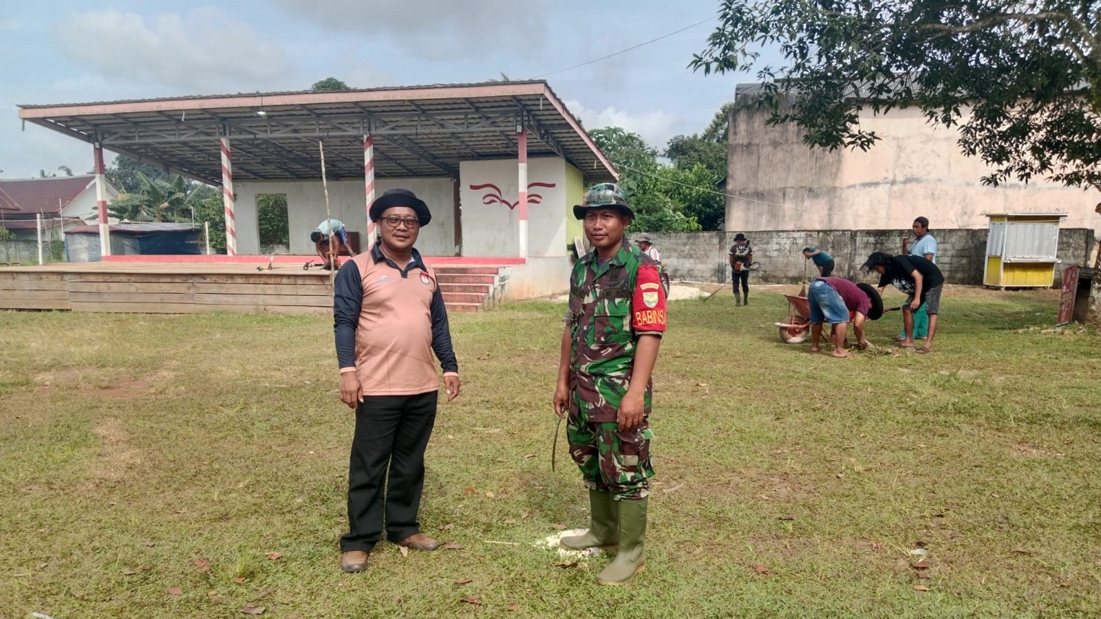 Sertu I Kadek Edi P dan Perangkat Desa Bersihkan Lingkungan di Senyubuk 8 AddText 07 24 03.47.27