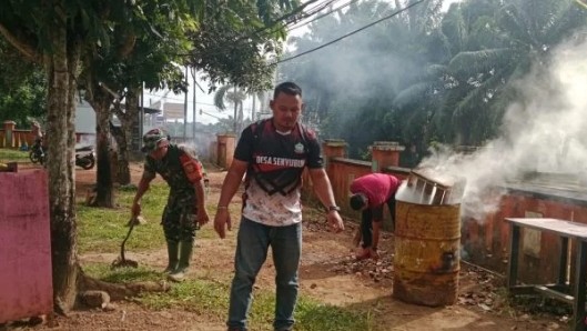 Sertu I Kadek Edi P dan Perangkat Desa Bersihkan Lingkungan di Senyubuk