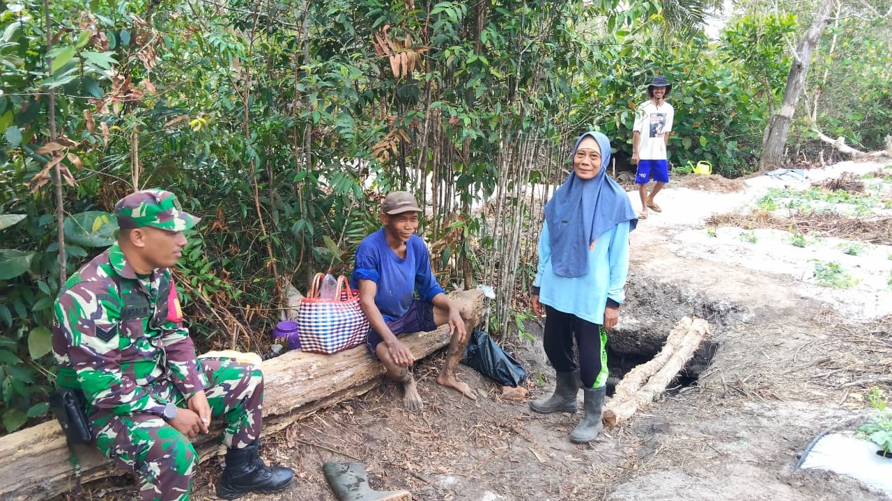 Pererat Silaturahmi, Babinsa Serka Andri Komsos dengan Warga Selingsing