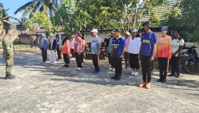 Serka Andri dari Koramil 03/Gantung Latih PBB Siswa SMAN 1 Gantung