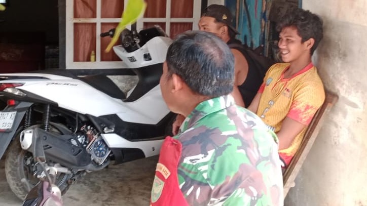 Babinsa Cendil Sertu I Kadek Edi Putra Gelar Komsos bersama Warga Penambang Timah 8 AddText 08 15 02.56.43