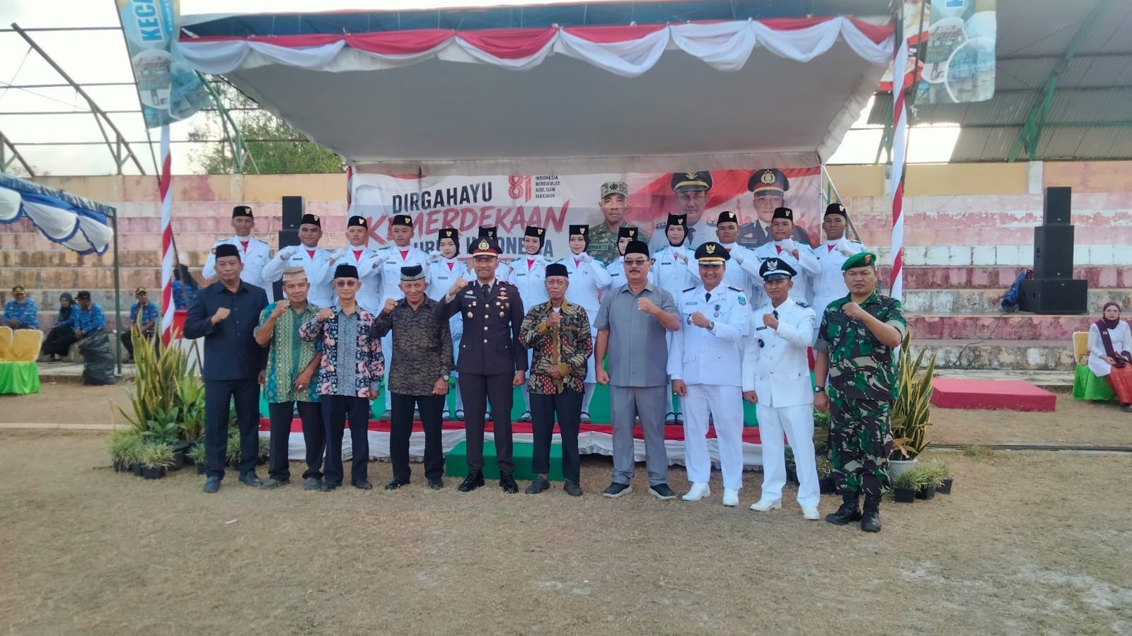 Upacara Penurunan Bendera HUT RI ke-81 di Kecamatan Gantung 2 AddText 08 17 05.30.28