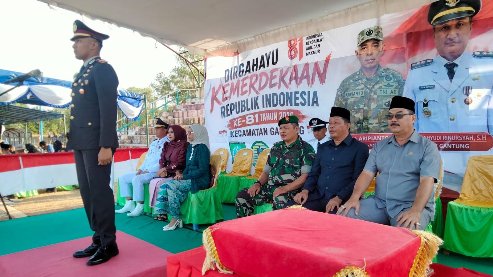 Upacara Penurunan Bendera HUT RI ke-81 di Kecamatan Gantung 1 AddText 08 17 05.30.48