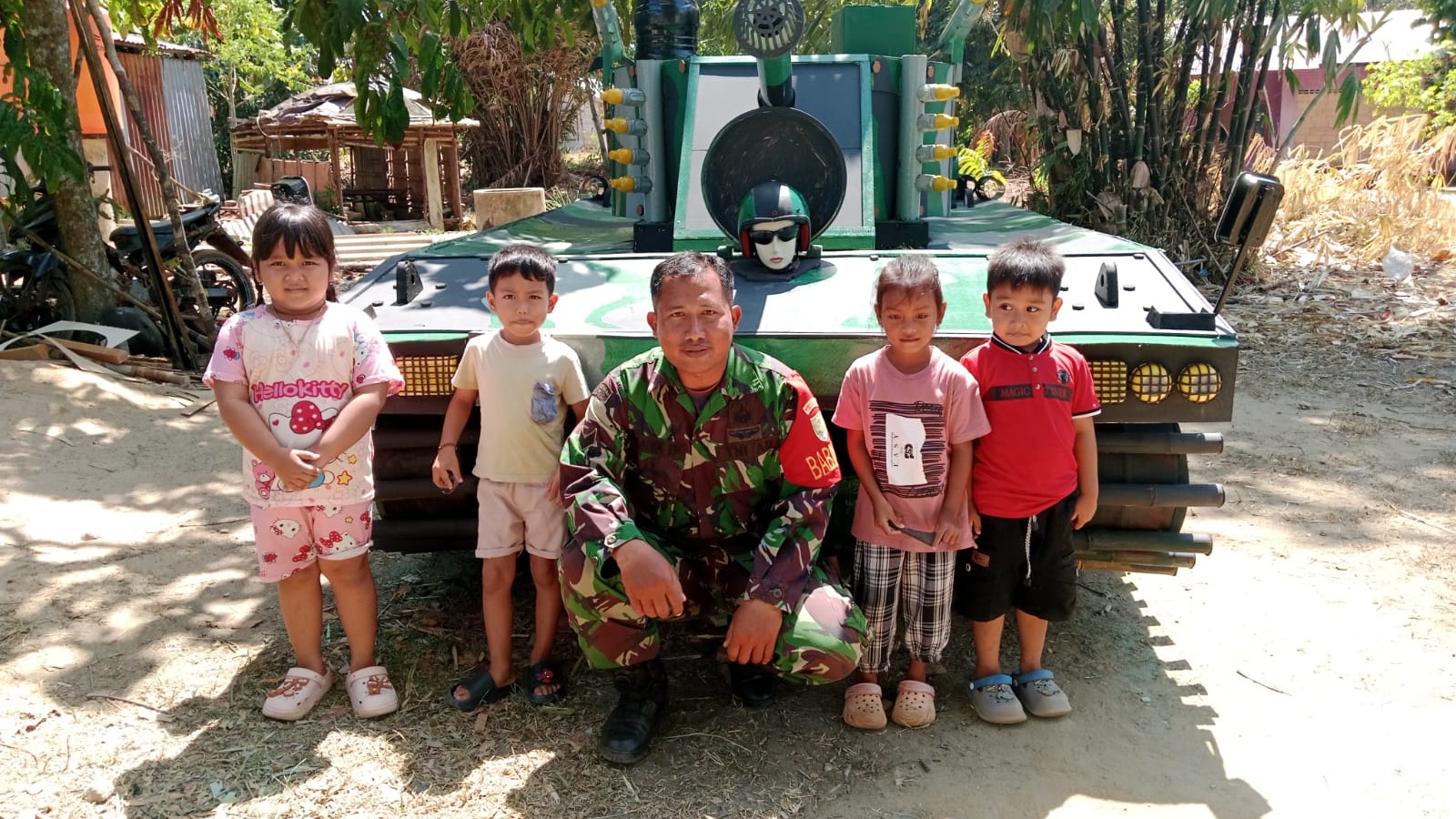 Di Senyubuk, Sertu I Kadek Edi Putra Pantau Persiapan Miniatur Tank Pawai Pembangunan