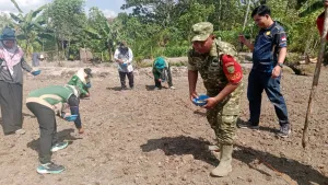 Babinsa Sertu I Kadek Edi P. Dampingi Gerakan Penanaman Padi Serentak di Desa Cendil