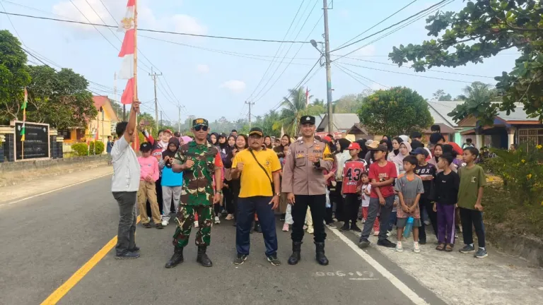 Sertu Suparna Ikuti Jalan Sehat Meriahkan HUT ke-81 Kemerdekaan RI di Desa Kelubi