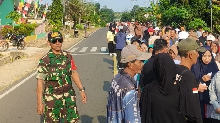 Sertu Suparna Ikuti Jalan Sehat Meriahkan HUT ke-81 Kemerdekaan RI di Desa Kelubi 8 AddText 08 23 02.07.53