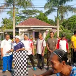 Di Desa APJ, Serka Astiyandi Ikuti Jalan Sehat Meriahkan HUT ke-81 Kemerdekaan RI
