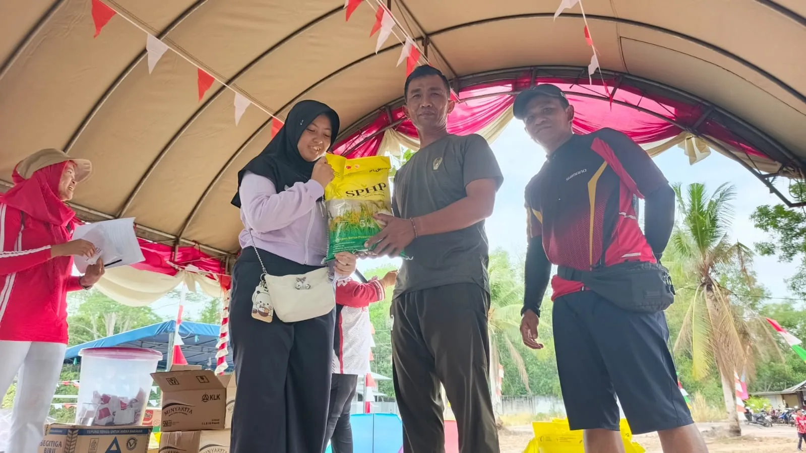 Di Desa APJ, Serka Astiyandi Ikuti Jalan Sehat Meriahkan HUT ke-81 Kemerdekaan RI 8 AddText 08 23 02.15.07