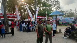 Di Halaman Kantor Camat Manggar, Serda Dedi Irawan ikuti Jalan Sehat Semarakkan HUT RI ke-81