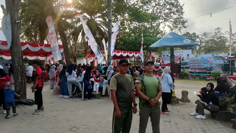Di Halaman Kantor Camat Manggar, Serda Dedi Irawan ikuti Jalan Sehat Semarakkan HUT RI ke-81