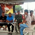 Babinsa Desa Padang Kandis Laksanakan Komsos Bersama Warga, Bahas Karhutla dan Kamtibmas