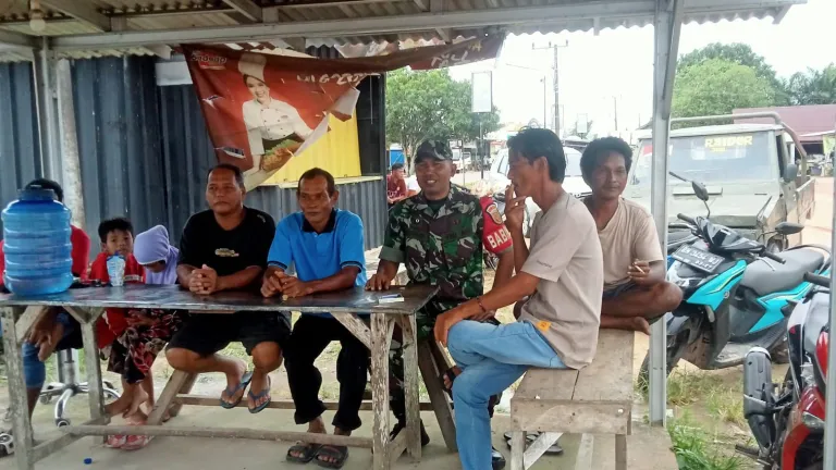 Babinsa Desa Padang Kandis Laksanakan Komsos Bersama Warga, Bahas Karhutla dan Kamtibmas