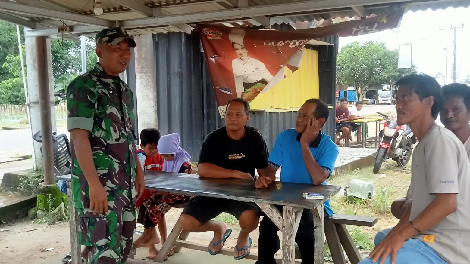 Babinsa Desa Padang Kandis Laksanakan Komsos Bersama Warga, Bahas Karhutla dan Kamtibmas 8 AddText 08 23 02.29.39