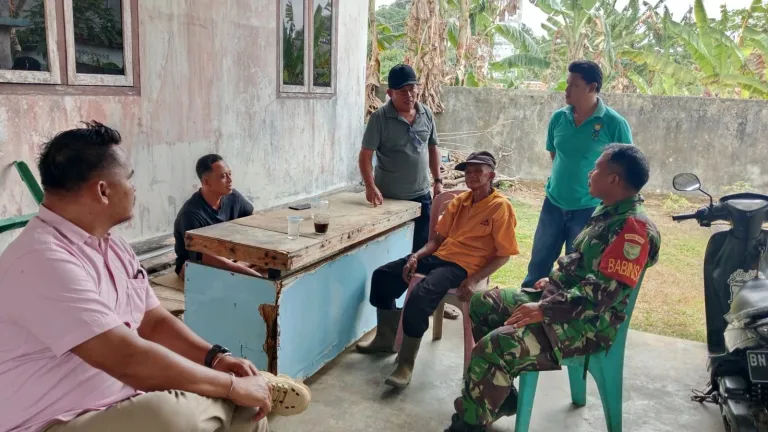Di Desa Senyubuk, Sertu I Kadek Edi P Gelar Komsos Bahas Cuaca Ekstrem dan Antisipasi Karhutla