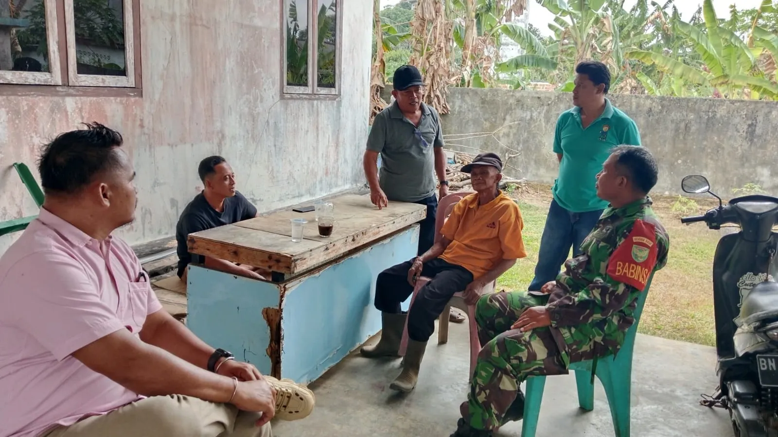 Di Desa Senyubuk, Sertu I Kadek Edi P Gelar Komsos Bahas Cuaca Ekstrem dan Antisipasi Karhutla 7 Di Desa Senyubuk, Sertu I Kadek Edi P Gelar Komsos Bahas Cuaca Ekstrem dan Antisipasi Karhutla
