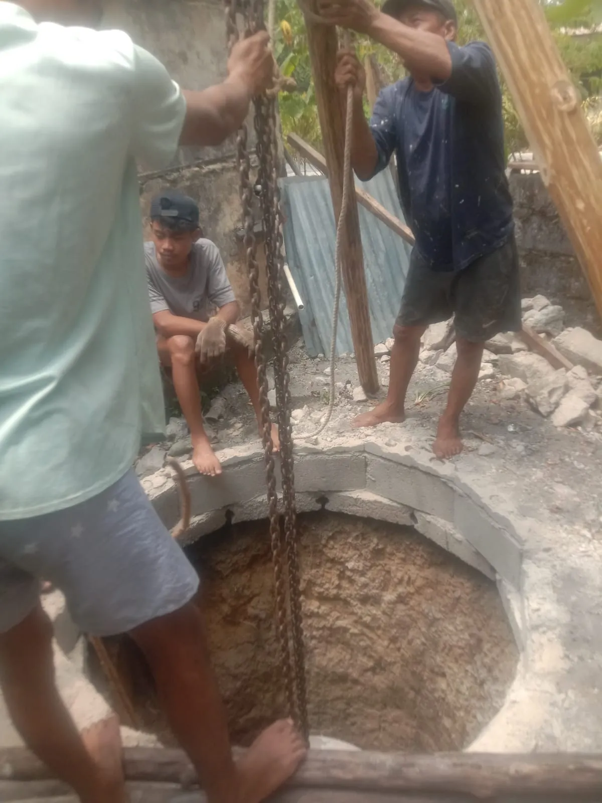 Sumur Mengering, Warga Air Merbau Rela Memperdalam Tanah Demi Setetes Air 8 AddText 08 24 11.24.31