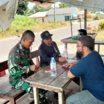 Sertu Haifrizar Komsos dengan Warga Desa Batu Penyu Bahas Keluhan Jalan Rusak dan Debu Tambang